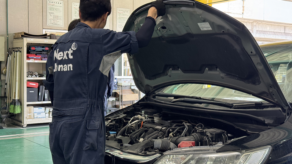 自動車整備士をしている様子