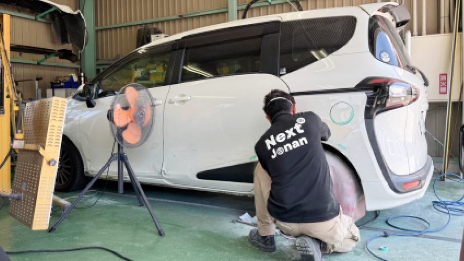 鈑金塗装をしている様子