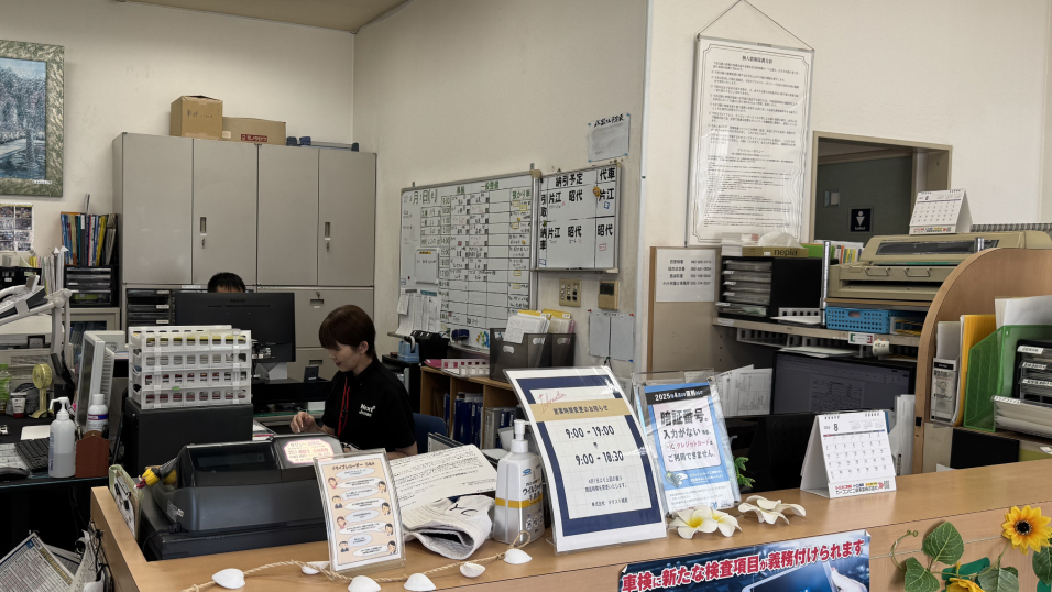 事務作業をしているスタッフの様子